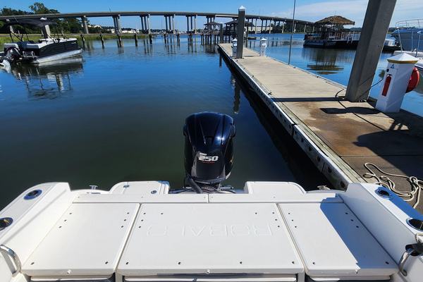 2021 Robalo 230 CC