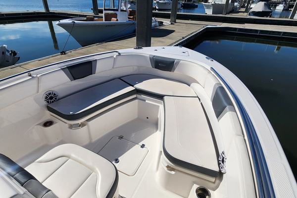 2021 Robalo 230 CC