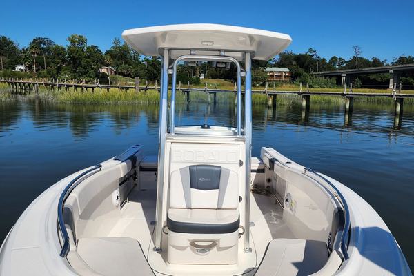 2021 Robalo 230 CC