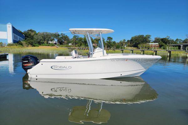 2021 Robalo 230 CC