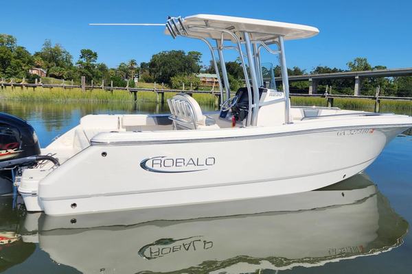 2021 Robalo 230 CC